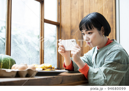 自家製パンケーキの写真を撮影する若い女性 自家製パンケーキの写真を撮影する若い女性 94680099