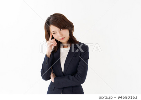 考え事をする女性 94680163
