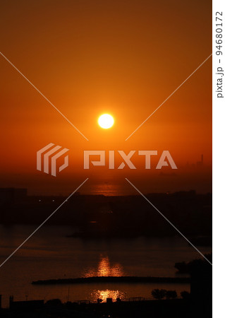 東京湾に昇る朝日 東京湾に昇る朝日 94680172
