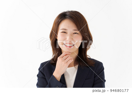 スーツ姿の女性 94680177