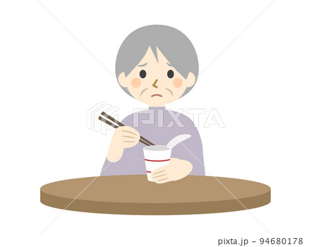カップ麺を食べる高齢女性 94680178