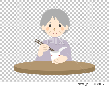 カップ麺を食べる高齢女性 94680178