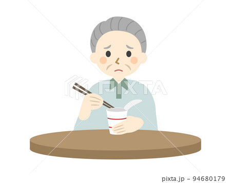 カップ麺を食べる高齢男性 94680179