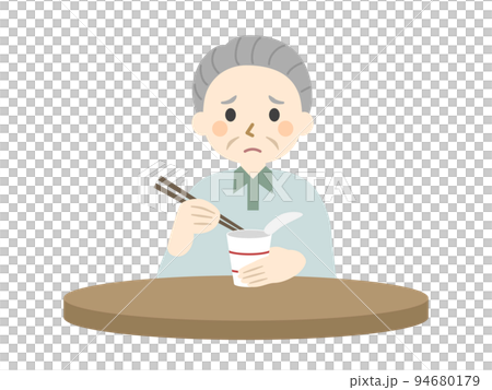 カップ麺を食べる高齢男性 94680179