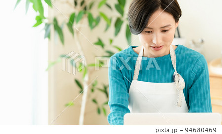 パソコンで資産運用をする女性 94680469