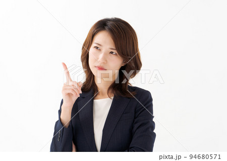 指差しをする女性 指差しをする女性 94680571