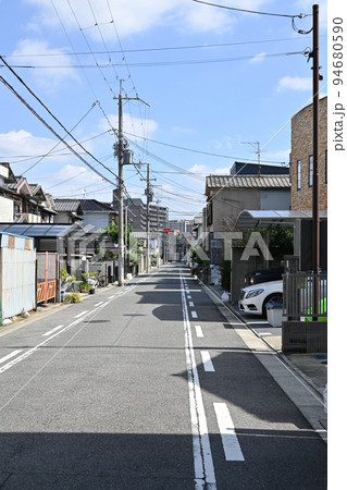 住宅街の道 94680590