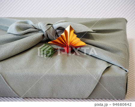 風呂敷包みと祝い鶴の折り紙 風呂敷包みと祝い鶴の折り紙 94680642