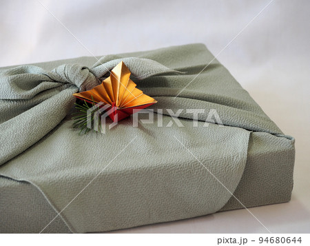 風呂敷包みと祝い鶴の折り紙 94680644