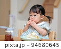 パンを手づかみ食べする1歳の女の子 94680645