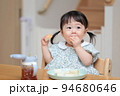 パンを手づかみ食べする1歳の女の子 94680646