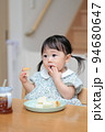 パンを手づかみ食べする1歳の女の子 94680647