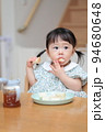 パンを手づかみ食べする1歳の女の子 94680648