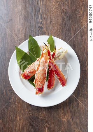 新鮮で美味しいタラバガニ 94680747