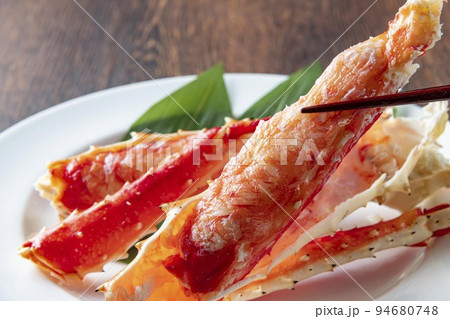 新鮮で美味しいタラバガニ 94680748