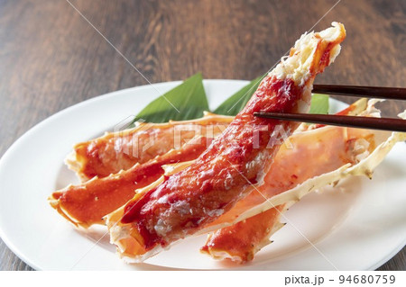 新鮮で美味しいタラバガニ 94680759