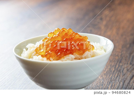 美味しいイクラご飯　イクラの醤油漬け 94680824