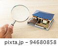 住宅模型と虫眼鏡 94680858