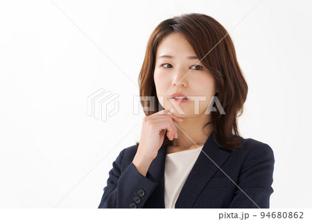 スーツ姿の女性　 94680862