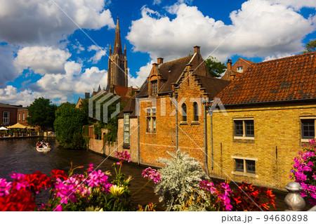 Peaceful photo of canal of Bruges, Belgium 94680898