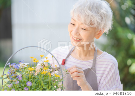 ガーデニングをするシニア女性 94681310