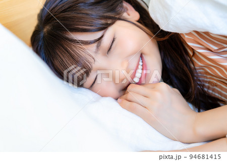 寝起きの若い女性 寝起きの若い女性 94681415