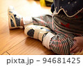 お座りする子ども 94681425