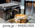 京都市伏見区の日本酒醸造所で酒造りに用いられる井戸の水 94681966