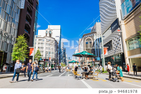 休日の銀座　歩行者天国　※一部ソフトフォーカス 94681978