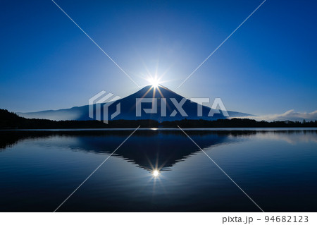 田貫湖の春の日の出のWダイヤモンド富士 94682123