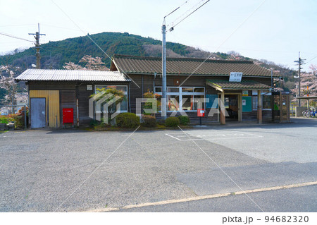 姫新線美作江見駅の木造駅舎の春の風景 岡山県美作市 姫新線美作江見駅の木造駅舎の春の風景 岡山県美作市 94682320