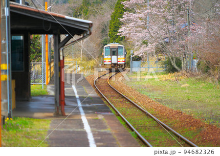 ソメイヨシノ咲く姫新線美作土居駅に入線する佐用行き普通列車1　岡山県美作市 94682326
