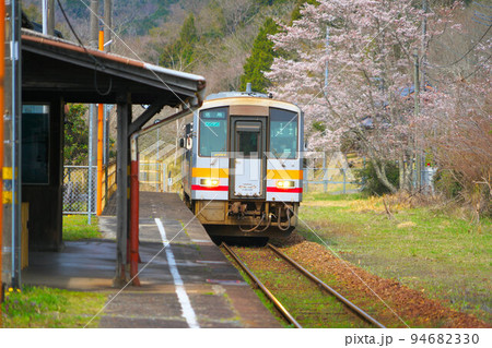 ソメイヨシノ咲く姫新線美作土居駅に入線する佐用行き普通列車3 岡山県美作市 ソメイヨシノ咲く姫新線美作土居駅に入線する佐用行き普通列車3 岡山県美作市 94682330