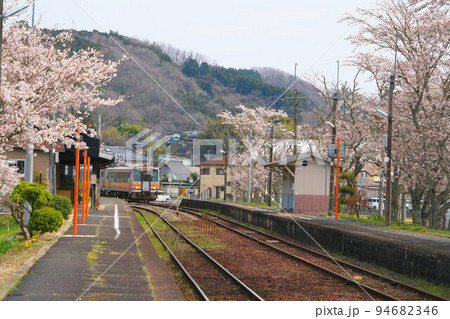 ソメイヨシノ咲く姫新線美作江見駅に入線する津山行き普通列車1　岡山県美作市 94682346