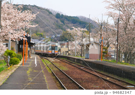 ソメイヨシノ咲く姫新線美作江見駅に入線する津山行き普通列車2　岡山県美作市 94682347