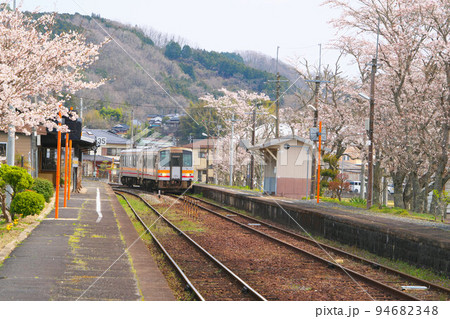 ソメイヨシノ咲く姫新線美作江見駅に入線する津山行き普通列車3 岡山県美作市 ソメイヨシノ咲く姫新線美作江見駅に入線する津山行き普通列車3 岡山県美作市 94682348