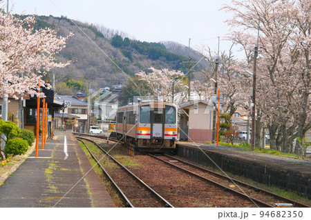 ソメイヨシノ咲く姫新線美作江見駅に停車した津山行き普通列車1 岡山県美作市 ソメイヨシノ咲く姫新線美作江見駅に停車した津山行き普通列車1 岡山県美作市 94682350