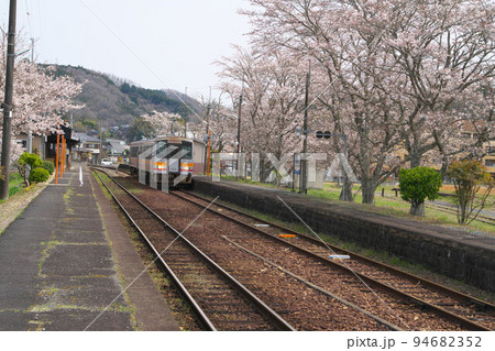ソメイヨシノ咲く姫新線美作江見駅を発車した津山行き普通列車1　岡山県美作市 94682352