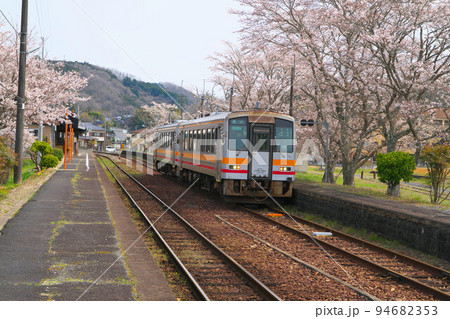 ソメイヨシノ咲く姫新線美作江見駅を発車した津山行き普通列車2　岡山県美作市 94682353