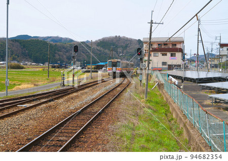 姫新線美作江見駅を発車した津山行き普通列車1　岡山県美作市 94682354