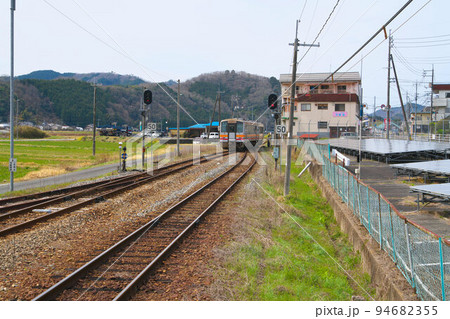 姫新線美作江見駅を発車した津山行き普通列車2　岡山県美作市 94682355