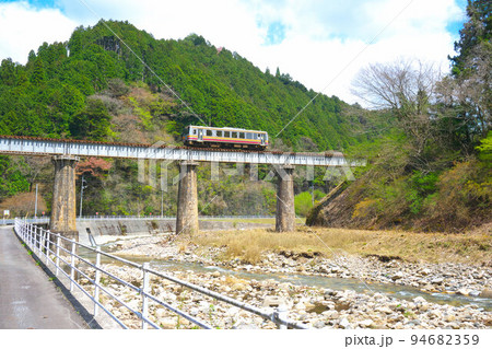 因美線松ボウキ橋梁を走る智頭行き普通列車 岡山県津山市 因美線松ボウキ橋梁を走る智頭行き普通列車 岡山県津山市 94682359