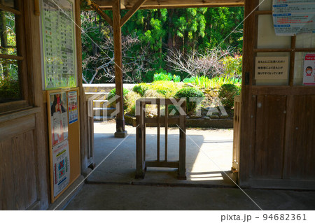 因美線和知駅の木造駅舎内の風景 岡山県津山市 因美線和知駅の木造駅舎内の風景 岡山県津山市 94682361
