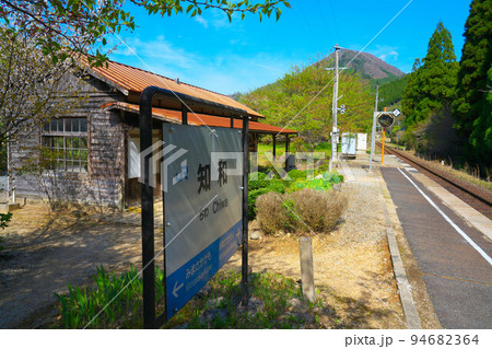 因美線和知駅の春のプラットホーム3　岡山県津山市 94682364