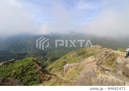尾瀬の至仏山の山頂からの眺め 尾瀬の至仏山の山頂からの眺め 94682471