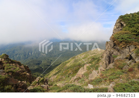 尾瀬の至仏山の山頂から小至仏山への登山道からの眺め 94682513