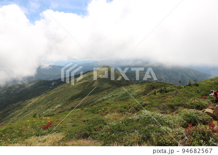 尾瀬の至仏山の山頂から小至仏山への登山道からの眺め 尾瀬の至仏山の山頂から小至仏山への登山道からの眺め 94682567