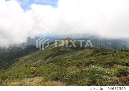 尾瀬の至仏山の山頂から小至仏山への登山道からの眺め 94682569