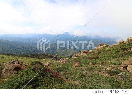 尾瀬の至仏山の山頂から小至仏山への登山道からの眺め 94682570