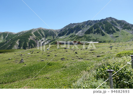 室堂山荘近く　立山雄山・一の越峠(山荘)に向かうトレイル 94682693